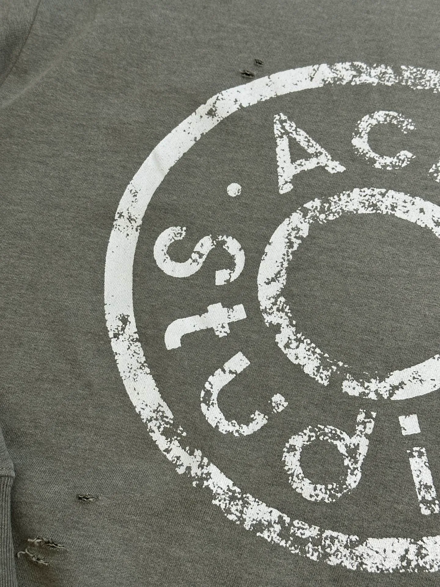 Ac Studios ripped distressed logo sweatshirt, custom dyed 1:1 gray green soft cotton sweatshirt material, the top fabric and terry bottom are the same color configuration, the market fabric In Stock has a different color on the top and bottom, which does not match the original! The minimum order quantity of fabric is 2 tons, and the fabric manufacturing process alone takes 45 days! The unruly soul of Ac Studios is engraved on the chest. The ingenious integration of hole elements and wanton swaying on the Gray canvas is a deliberate rebellion and a break away from the shackles of tradition. It is unique in the wave of the trend. It uses glue printing. The chest printing has been modified three times with the film screen. The glue liquid paint is used to print the pattern on the fabric, and the fabric is baked to fix the printing pattern. Many parts of the body of the garment are frayed and worn at regular intervals by purely artificial means, and marks are manually brushed to add texture and depth to the surface of the garment to imitate the texture of natural wear and tear. size：s m l xl
